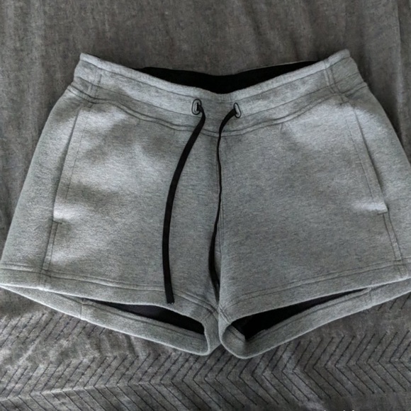 Lululemon NTS short heathered grey model material - Picture 7 of 8